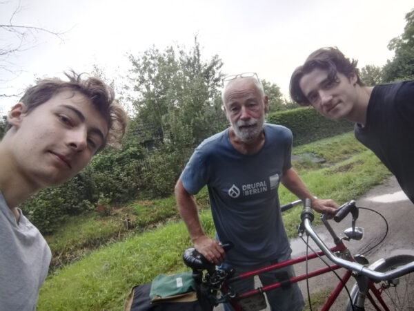 Drei Männer mit Fahrrad (Selfie)