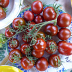 Braun-rote Tomaten auf Teller