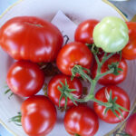 Teller mit einer Rispe roter Tomaten